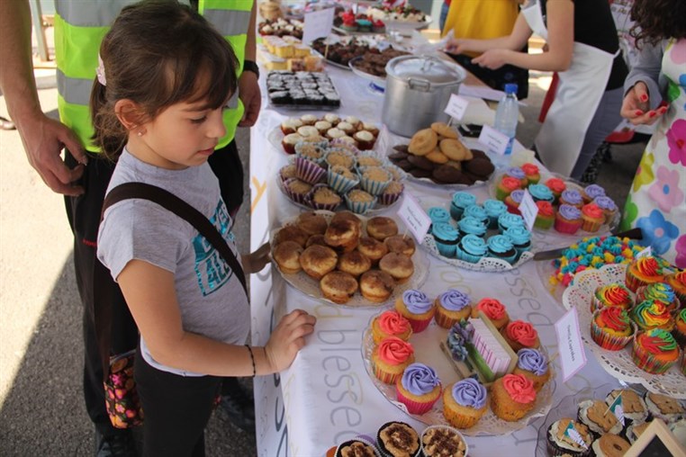 CrumbleBerrys Eat cake for a cause